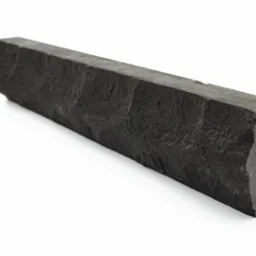 Pojedyncza, długa, prostokątna płytka elewacyjna bazaltowa o surowej fakturze na białym tle, widoczny znak wodny producenta.