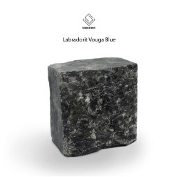 Kostka z Labradoritu Vouga Blue
4 boki cięte
góra dół łupane
wymiary:
10x10x10cm
10x10x5cm
15x15x15cm