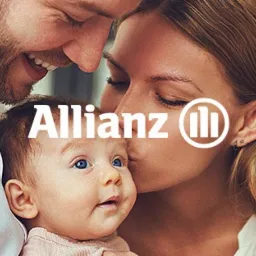 Uśmiechnięta rodzina: ojciec, matka całująca dziecko w policzek, logo firmy w tle.