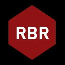 Czerwony heksagon z białym napisem 'RBR' na czarnym tle, logo firmy.