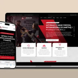 Wyświetlacz laptopa i smartfona prezentujące stronę internetową siłowni Trifecta Gym, z widoczną ofertą spersonalizowanych treningów i sylwetki, z trenerem na tle ćwiczeń z obręczami.