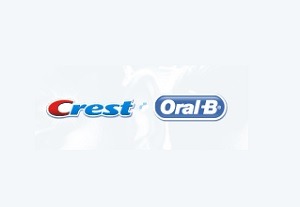 Logotypy marek Crest i Oral-B na jasnym, rozmytym tle.