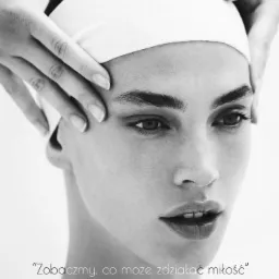 Czarno-białe zbliżenie na twarz kobiety z opaską, podczas gdy dłonie wykonują delikatny masaż skroni; widoczny napis 'Zobaczmy, co może zdziałać miłość' - William Penn.