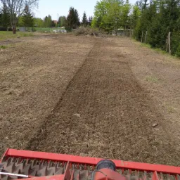 Rekultywacja, zagospodarowanie terenu. Wykonujemy usługi niwelacji, rekultywacji terenu, przygotowanie pod wysiew trawy.