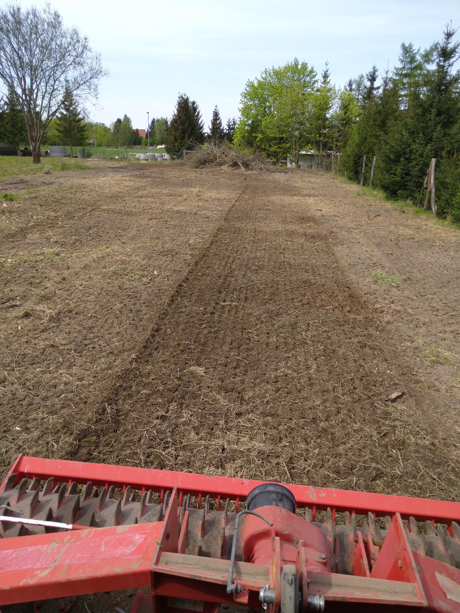 Rekultywacja, zagospodarowanie terenu. Wykonujemy usługi niwelacji, rekultywacji terenu, przygotowanie pod wysiew trawy.