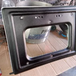 Odrestaurowane stare drzwiczki do pieca kaflowego.