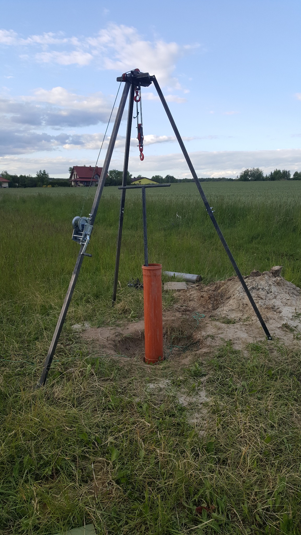 Trójnóg wykonany do zrywania urobku podczas kopania studni, przydaje się też w innych zastosowaniach.