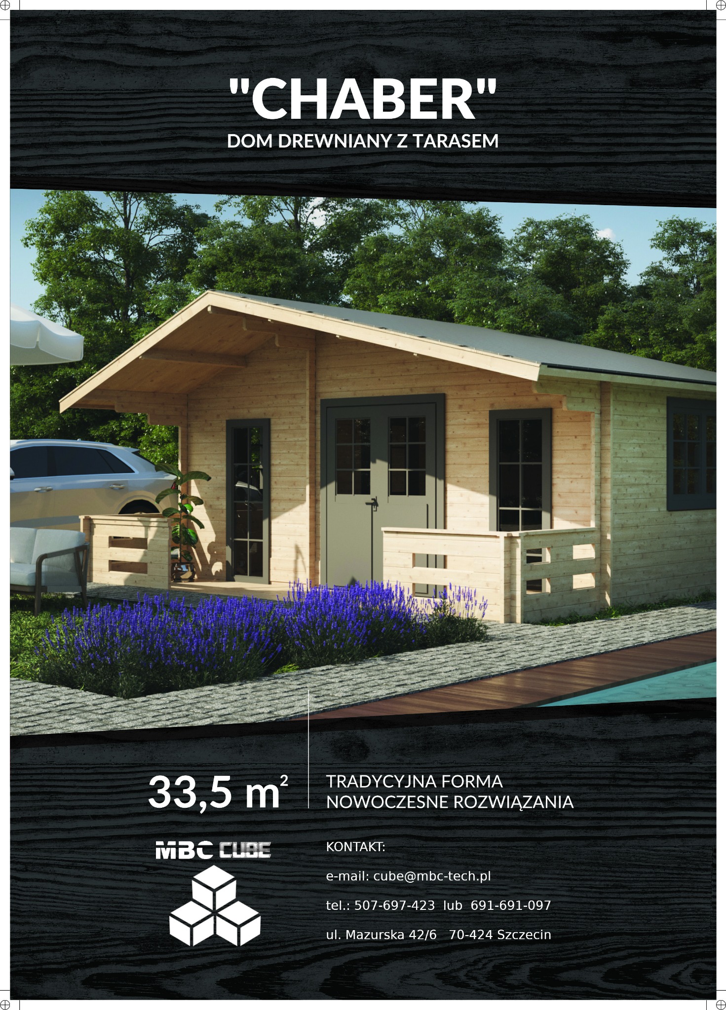 Wizualizacja małego drewnianego domu z tarasem, otoczonego fioletowymi kwiatami, z samochodem i parasolem w tle, prezentowana na tle czarnego banera z informacjami kontaktowymi i logo firmy.