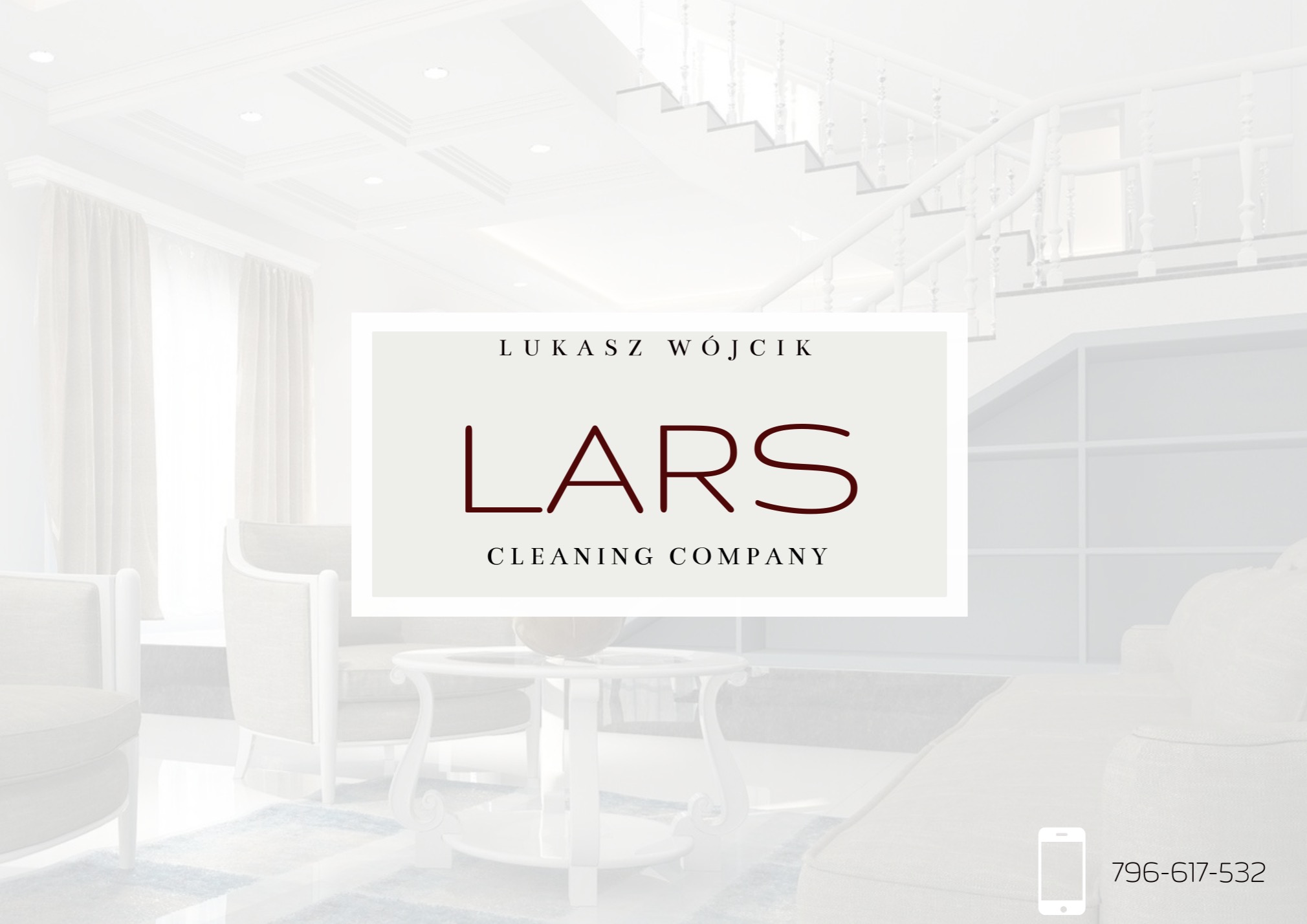 Logo firmy sprzątającej Lars Cleaning Company z imieniem i nazwiskiem Łukasz Wójcik na tle jasnego, eleganckiego wnętrza z krzesłami, stolikiem i schodami.