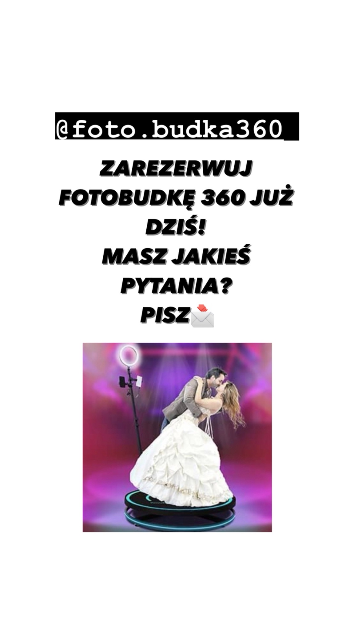 Para w strojach ślubnych całuje się na platformie fotobudki 360 stopni z oświetleniem ring light, na tle fioletowych świateł. U góry napis 'Zarezerwuj fotobudkę 360 już dziś!'