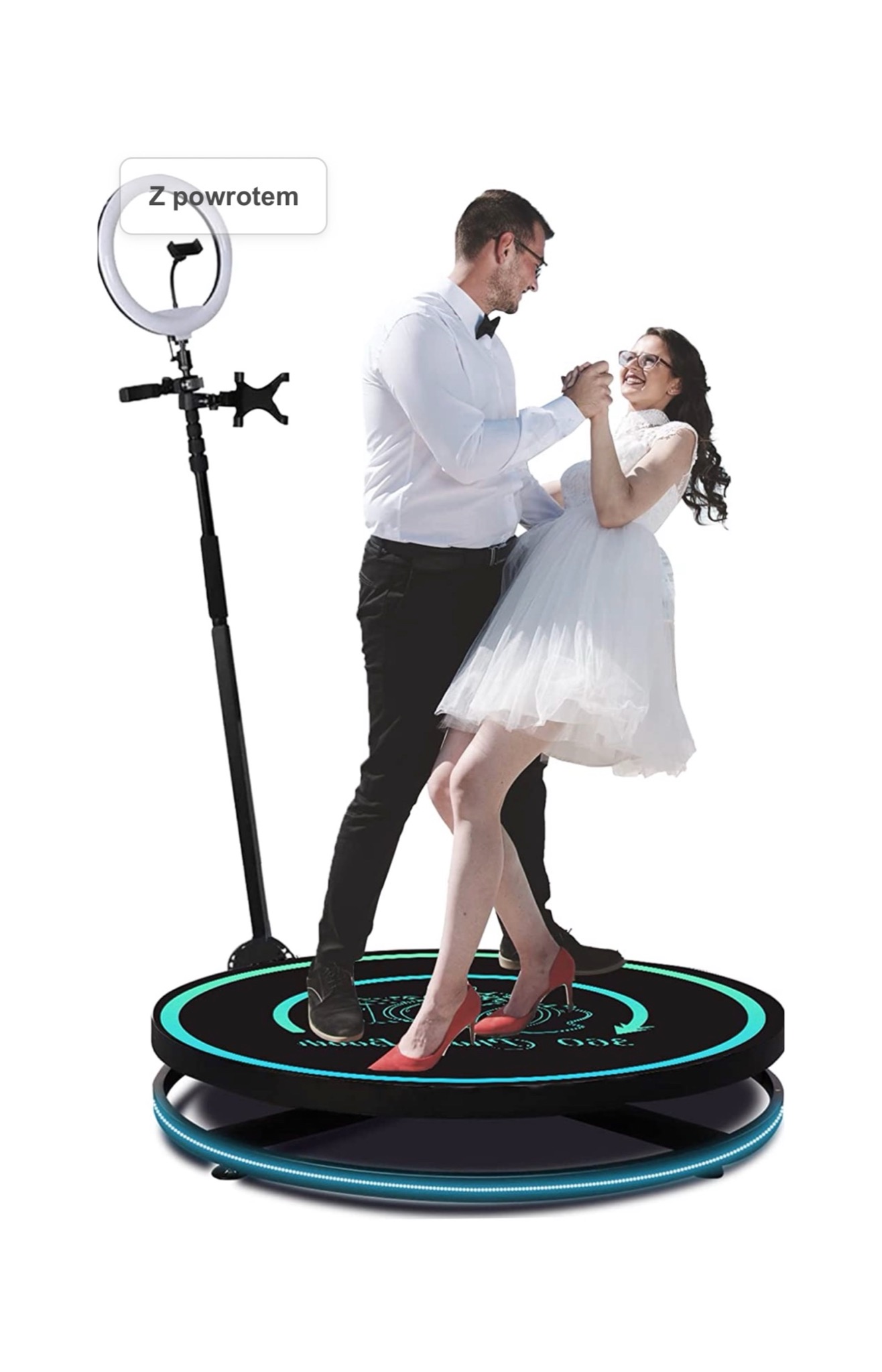 Para młoda tańczy na obrotowej platformie 360 stopni z oświetleniem LED i uchwytem na telefon z lampą pierścieniową.