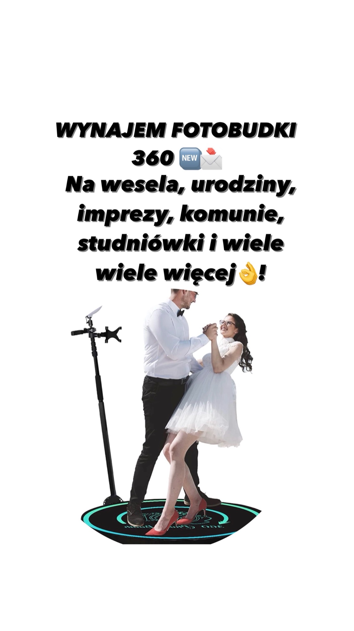 Para tańcząca na platformie fotobudki 360 z napisem 'Wynajem fotobudki 360'