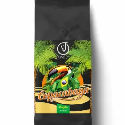 Czarna torebka kawy ziarnistej z grafiką tukana z flagą Brazylii na tle palm i napisem Copacabana.