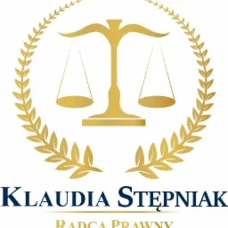 Złote logo z wagą sprawiedliwości otoczoną wieńcem laurowym, pod spodem imię i nazwisko oraz zawód.