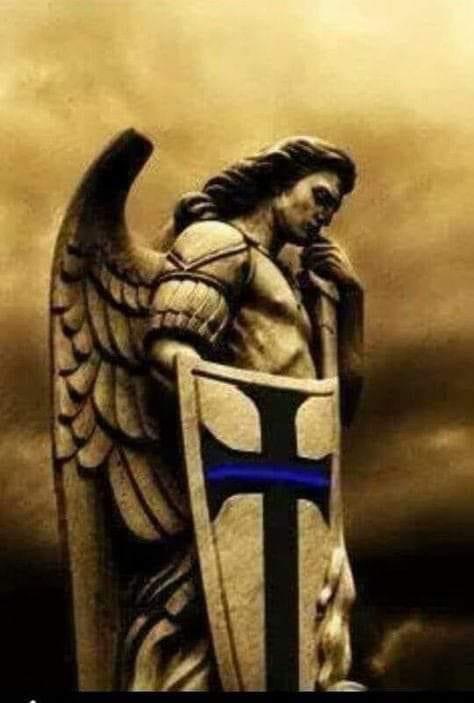 Posąg anioła wojownika z mieczem i tarczą z niebieską linią, przypominający o służbach mundurowych, w Kobylance.