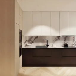 Nowoczesna kuchnia z białymi szafkami górnymi, ciemnymi dolnymi, marmurowym backsplashiem i drewnianą podłogą w jodełkę. Na blacie czarny czajnik i filiżanka. Widoczny fragment okrągłego stołu...