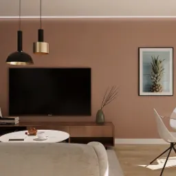 Nowoczesne wnętrze mieszkania z elementami dekoracyjnymi: mozaika z motywem zwierzęcym, minimalistyczne lampy wiszące, plakaty w ramach, okrągły stół jadalny z rośliną doniczkową i telewizor...