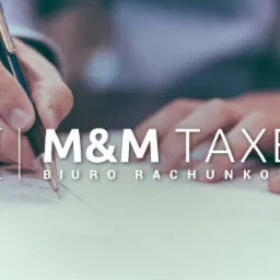 Dłoń podpisująca dokument długopisem na biurku, w tle widoczne logo firmy 'M&M TAXES Biuro Rachunkowe'.
