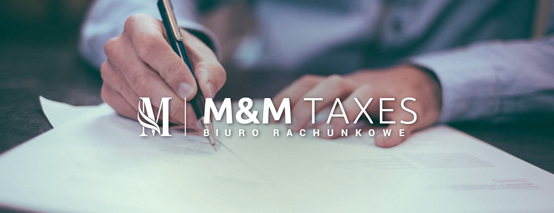 Dłoń podpisująca dokument długopisem na biurku, w tle widoczne logo firmy 'M&M TAXES Biuro Rachunkowe'.