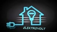 Niebieski, neonowy logotyp firmy ELEKTROVOLT w kształcie domu z żarówką i wtyczką na ciemnym tle. Minimalistyczny design, nowoczesny styl.