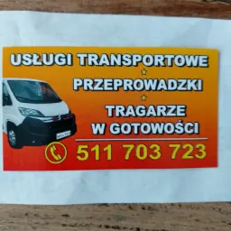 Wizytówka firmy transportowej z białym busem, numerem telefonu i informacją o usługach przeprowadzkowych oraz tragarzach w gotowości na pomarańczowo-czerwonym tle.