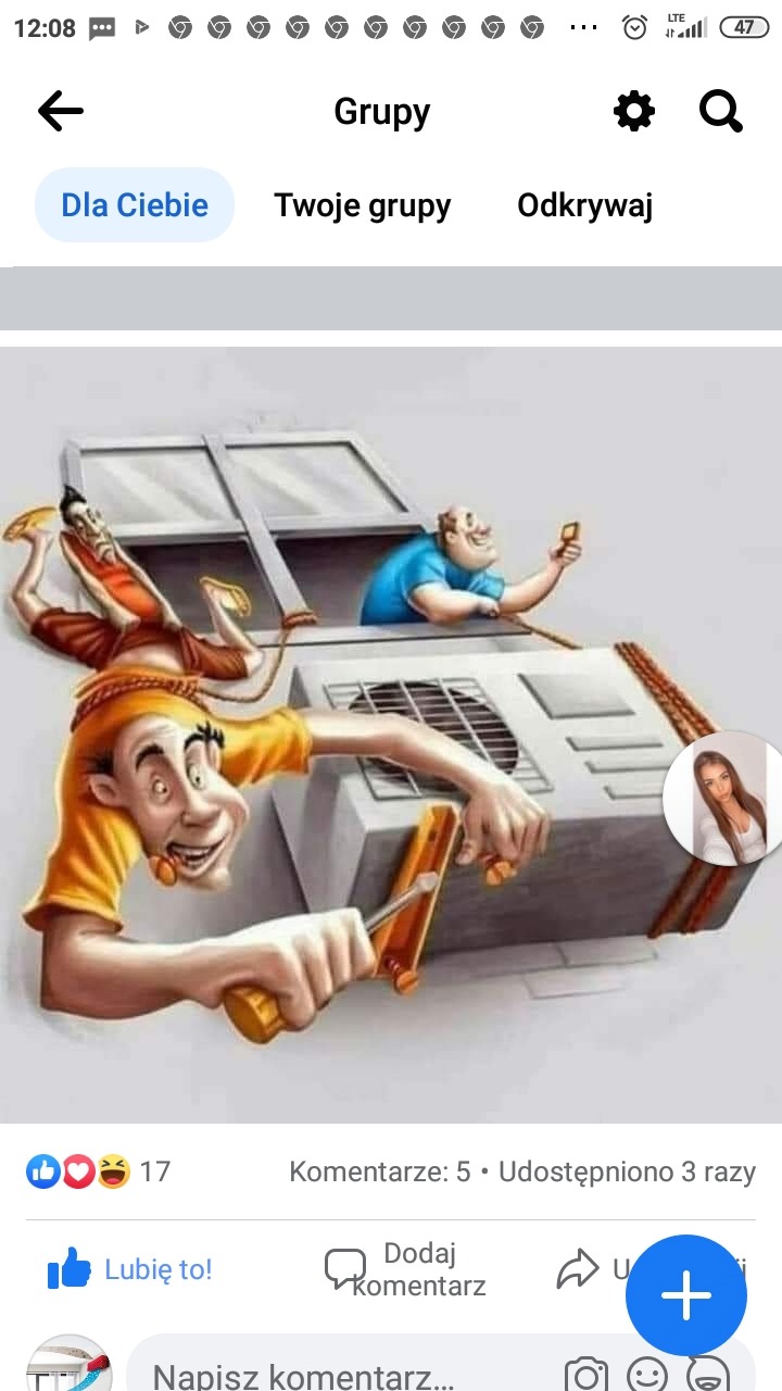 Karykaturalna ilustracja przedstawiająca montaż klimatyzacji: jeden mężczyzna instaluje urządzenie za pomocą narzędzi, drugi obserwuje z góry, a trzeci jest wewnątrz okna.