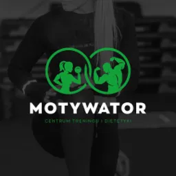 Kobieta w sportowym stroju z blond włosami i opaską w panterkę, stojąca na skrzyni, z logo 'Motywator - Centrum Treningu i Dietetyki' w tle.