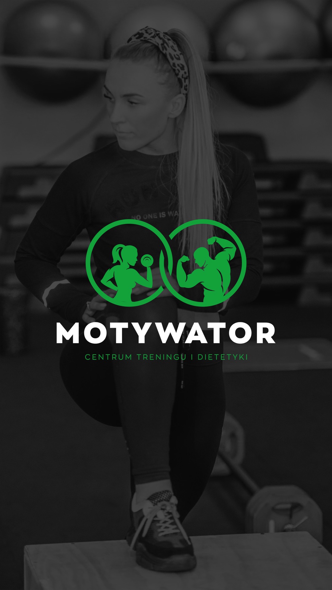 Kobieta w sportowym stroju z blond włosami i opaską w panterkę, stojąca na skrzyni, z logo 'Motywator - Centrum Treningu i Dietetyki' w tle.