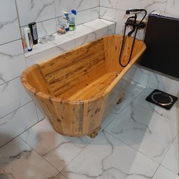 Wanna drewniana super wytrzymała. Oryginalne rozwiązanie na lata.
Wykończenie oraz Projekt łazienki również wykonane przez naszą firmę.