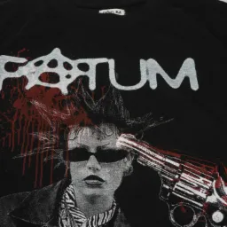 Czarna koszulka z nadrukiem punkowej postaci z pistoletem i efektem rozpryskującej się farby, podkreślona białą czcionką z nazwą 'Fortum'.