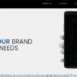 Czarno-białe zdjęcie dłoni trzymającej smartfon wyświetlający kod binarny na ekranie; w tle tekst 'WE CODE YOUR BRAND OVER YOUR NEEDS' i informacja o tworzeniu stron internetowych, e-commerce...