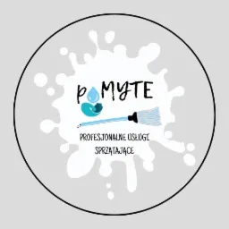 Ilustracja logo firmy sprzątającej 'pOMYTE' z symbolem kropli wody w dłoni i stylizowaną miotłą na tle białej plamy, otoczona czarnym okręgiem.