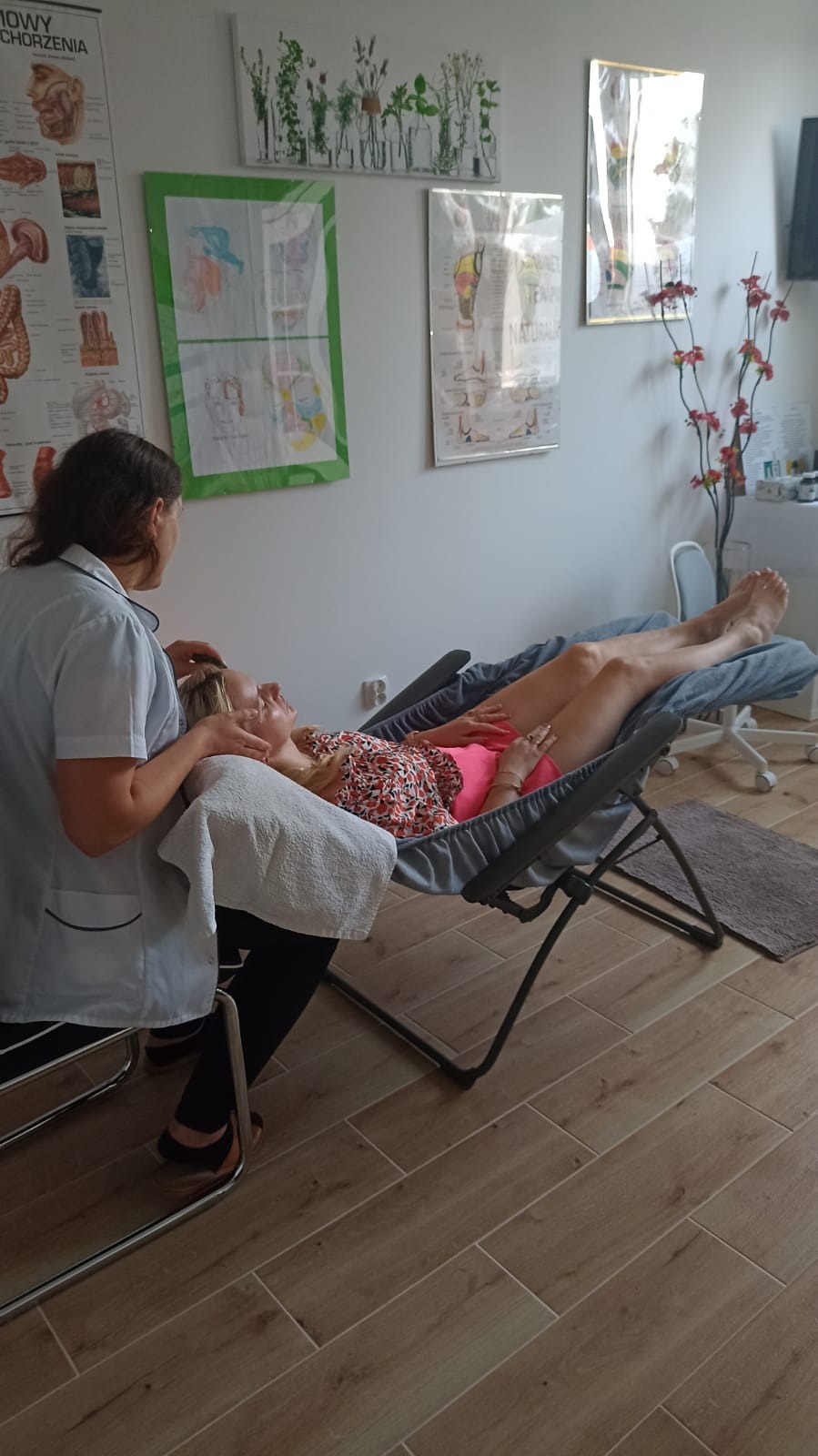 Zabieg refleksologii twarzy jest bardzo przyjemny, odpręża całe ciało i wycisza emocje.