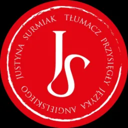 Logo: Czerwone koło z białym napisem 'Justyna Surmiak Tłumacz Przysięgły Języka Angielskiego' otaczającym stylizowane białe litery 'JS' na środku.