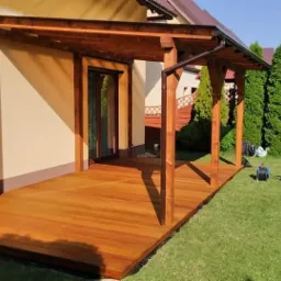 Taras z drewna egzotycznego Angelim Amargoso z zadaszeniem z poliwęglanu dymionego.