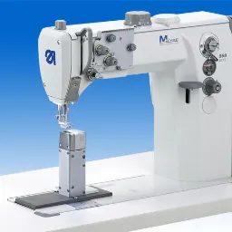 Profesjonalna, biała maszyna do szycia odzieży ciężkiej, model 868 ECO, z widoczną stopką i igłą, na jasnym stole i tle w kolorze niebieskim.