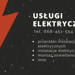 Grafika reklamowa z napisem 'Usługi Elektryczne', numerem telefonu i listą usług: przeróbki, instalacje, montaż oświetlenia LED oraz inne, z symbolem błyskawicy po lewej stronie na ciemnym tle.