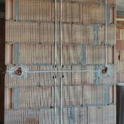 Wykonanie instalacji elektrycznej w nowopowstałym budynku jednorodzinnym.