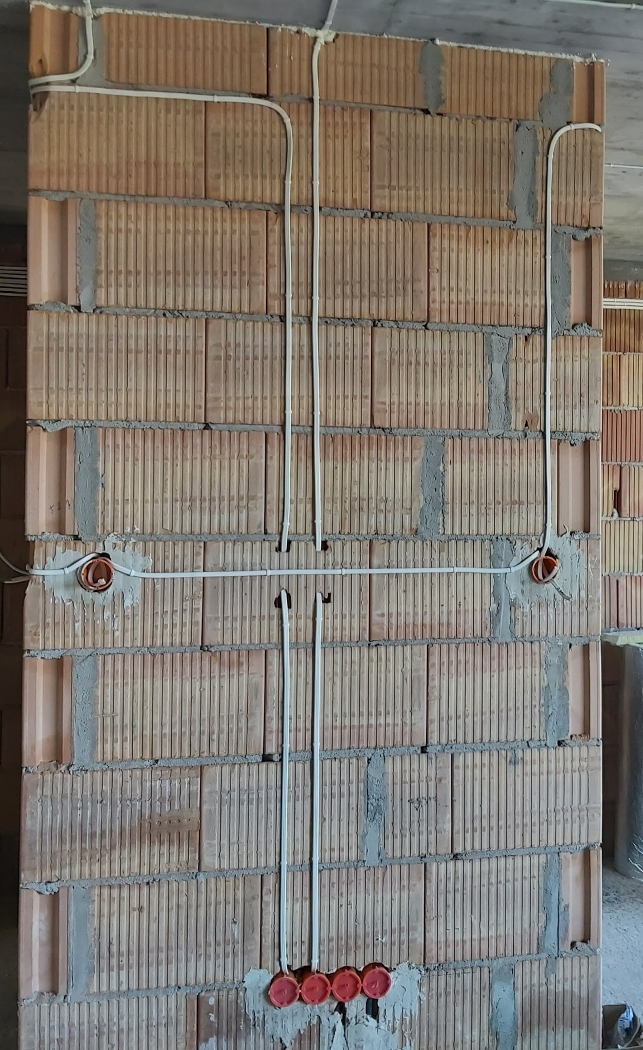 Wykonanie instalacji elektrycznej w nowopowstałym budynku jednorodzinnym.