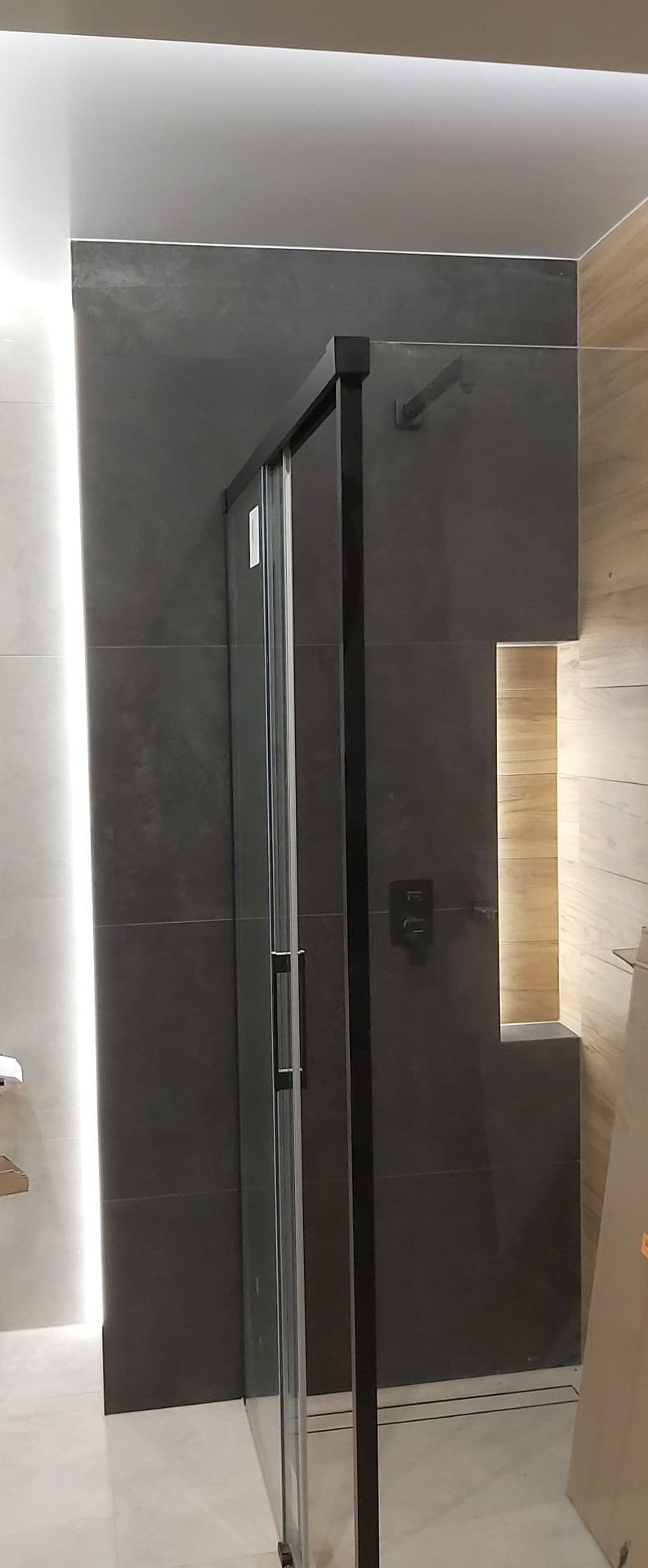 Montaż oświetlenia LED w łazience.