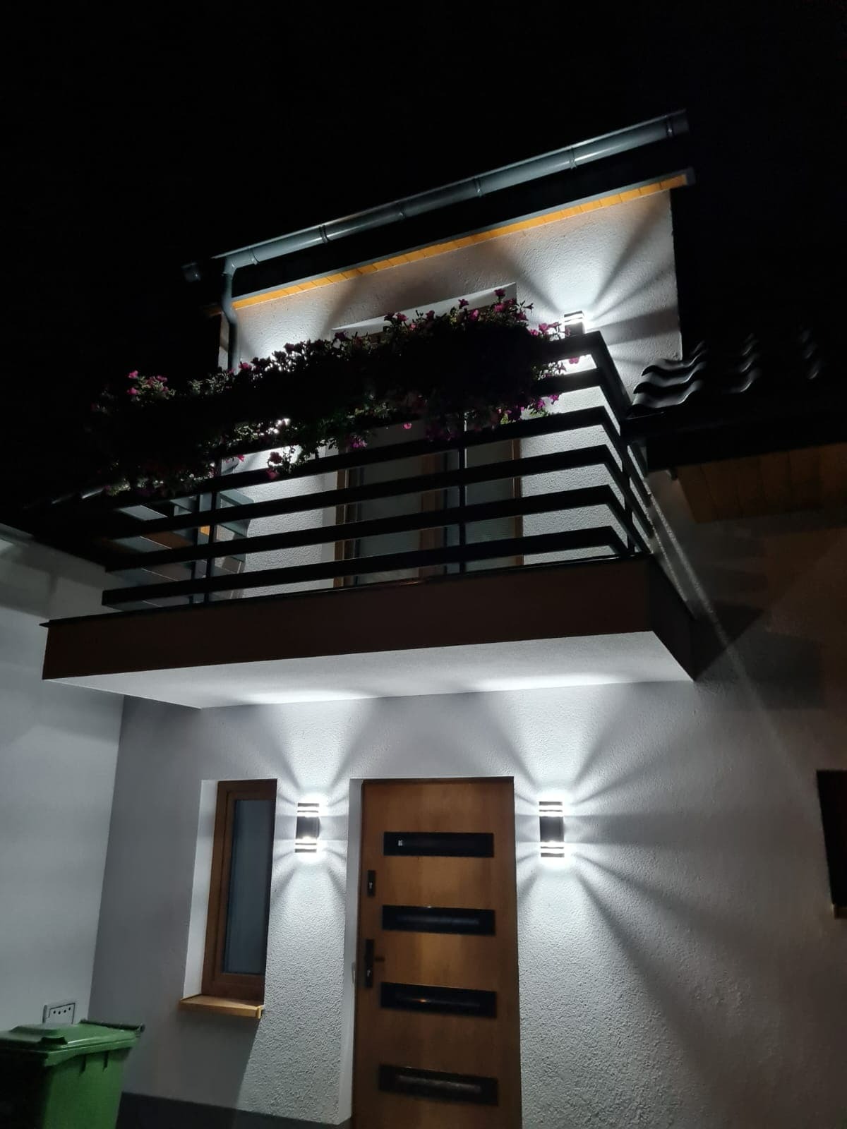 Montaż oświetlenia zewnętrznego.