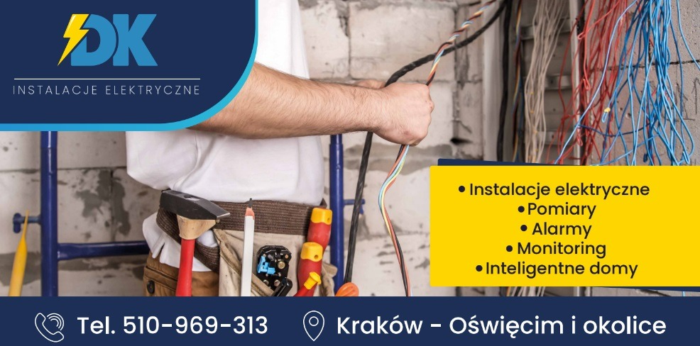 Elektryk w trakcie pracy nad instalacją elektryczną w surowym stanie, narzędzia w pasie, widoczne kable i instalacje w tle, reklama firmy DK Instalacje Elektryczne.