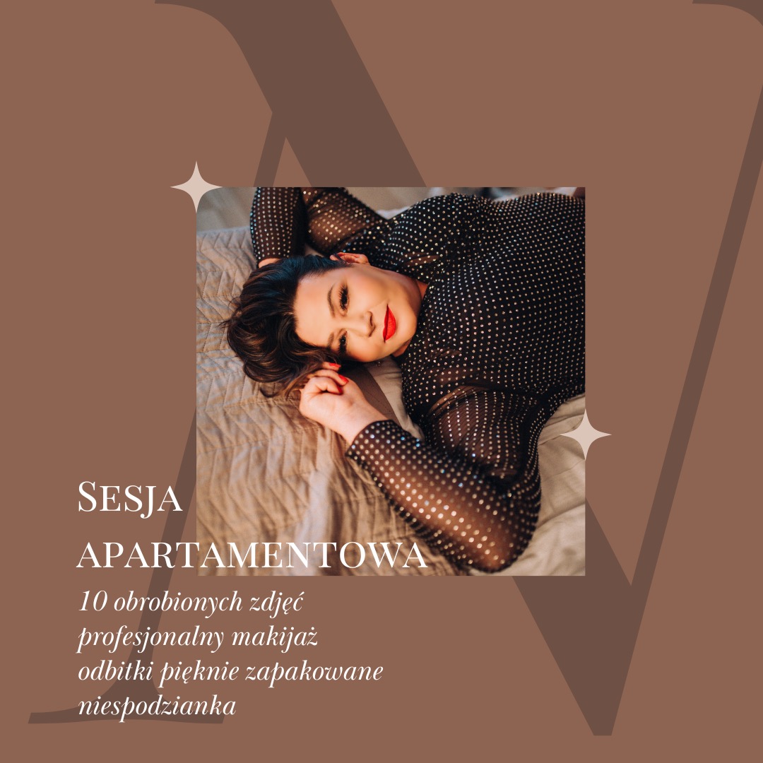 Kobieta w cekinowej bluzce leży na łóżku, pozując z czerwonymi ustami i delikatnym uśmiechem, włosy ułożone w fale.