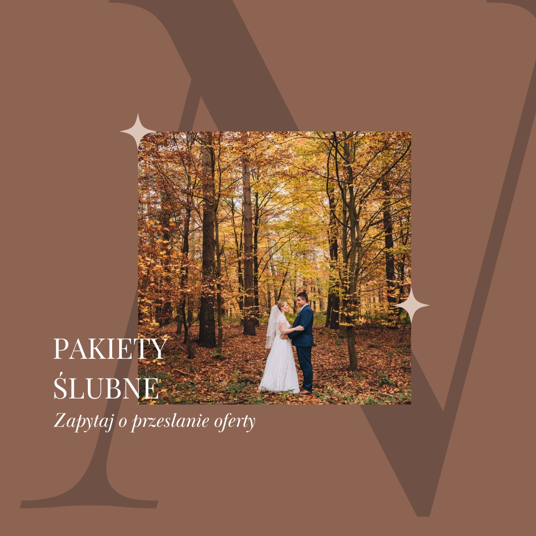 Para młoda w lesie jesienią, panna młoda w białej sukni i welonie, pan młody w granatowym garniturze, otoczeni drzewami z żółtymi liśćmi.