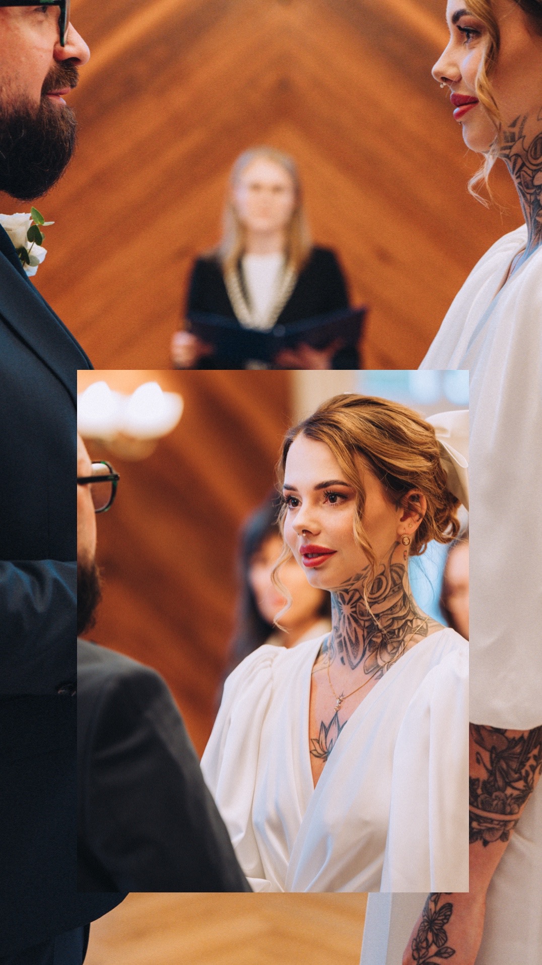 Panna młoda z tatuażami na szyi i ramionach w białej sukni ślubnej, spogląda na pana młodego podczas ceremonii ślubnej w kościele.