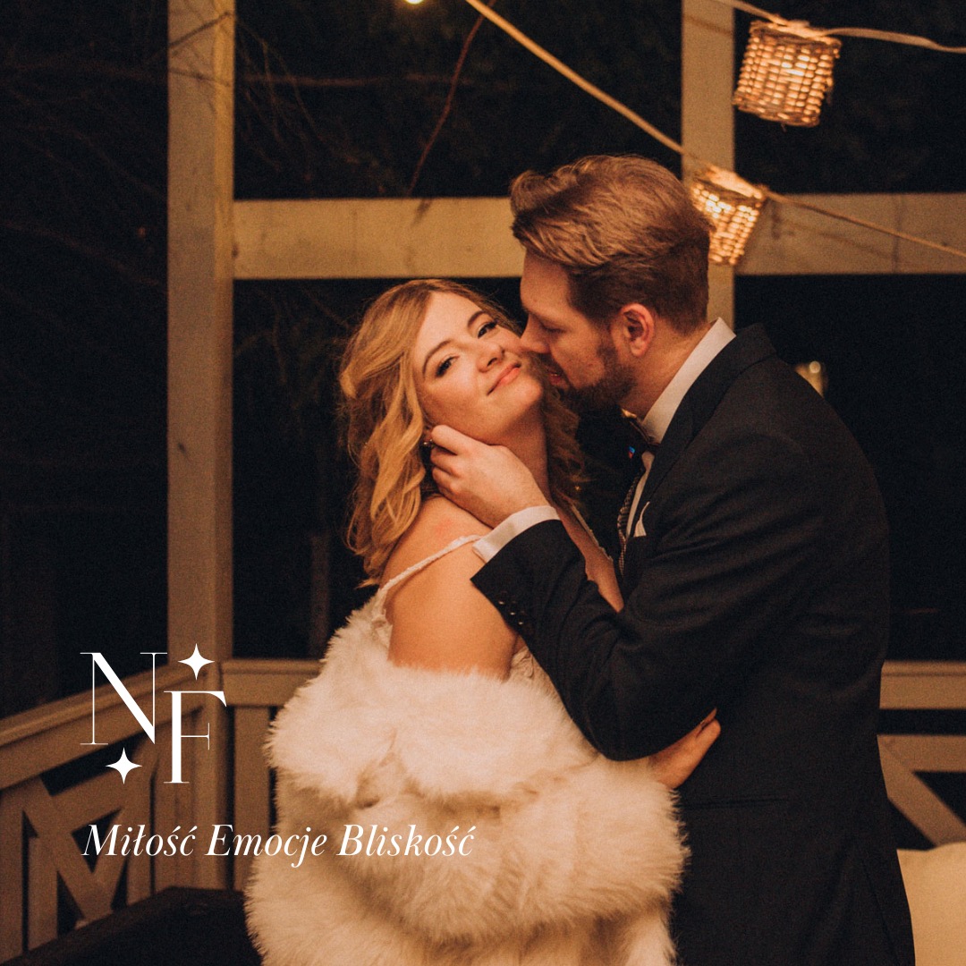 Para młoda w Szczecinie: Panna młoda w futrze, pan młody w smokingu, czuły pocałunek na tle dekoracji świetlnych. Romantyczna atmosfera, intymne ujęcie.