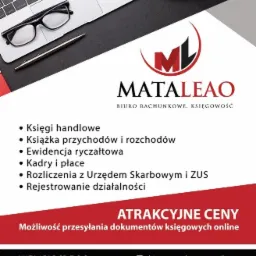Reklama biura rachunkowego Mataleao z laptopem, okularami i filiżanką kawy na biurku, oferującego księgi handlowe, książkę przychodów i rozchodów, ewidencję ryczałtową, kadry i płace, rozliczenia...