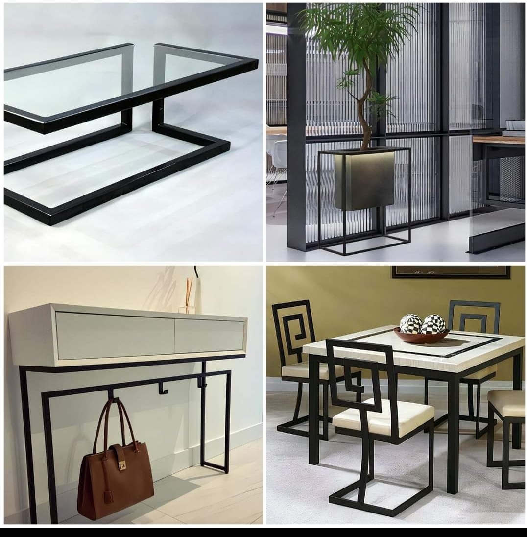 Kolaż czterech zdjęć prezentujących meble z czarnymi metalowymi ramami: stolik kawowy ze szklanym blatem, kwietnik z rośliną, konsola z szufladami i torebką oraz stół z krzesłami w stylu art deco.