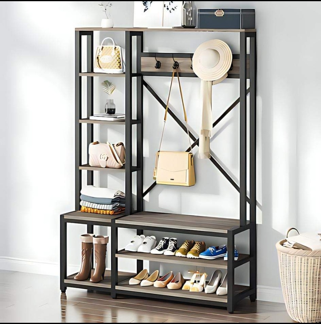 Metalowa szafa na buty i ubrania z drewnianymi półkami, damskie torebki, buty, kapelusz i szalik, kosz na pranie w tle.