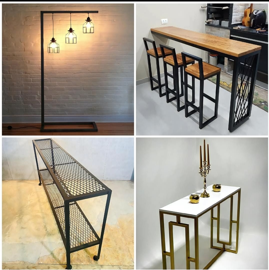 Kolaż czterech zdjęć prezentujących meble z metalowymi konstrukcjami: lampa podłogowa z trzema kloszami, stół barowy z trzema krzesłami, konsola z metalowej siatki na kółkach i stolik z białym...